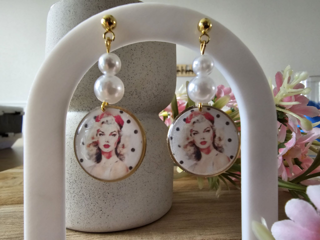 &quot;RÉTRO CHIC&quot; Cerise fond blanc poid noir