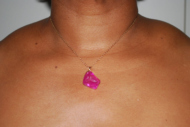 Collier rubis en pierre brute