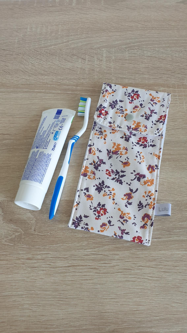 Etui à couverts ou brosse à dents imperméable tacheté