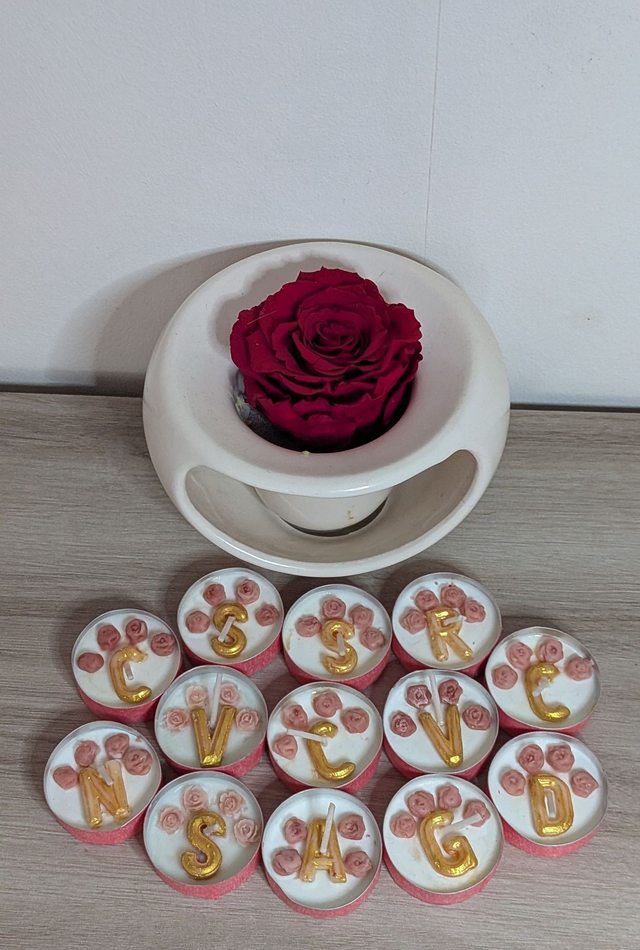 Bougie chauffe-plat initiale &amp; rose parfumée personnalisée