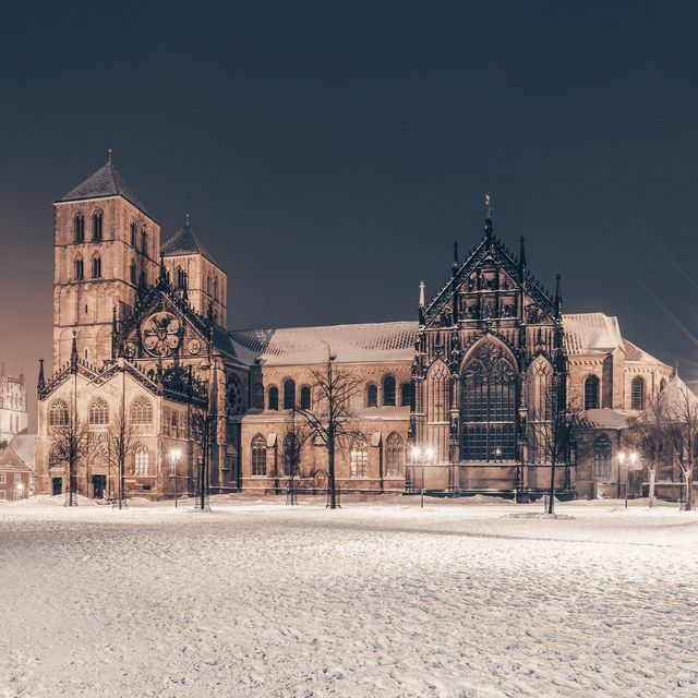 Verschneiter Domplatz bei Nacht