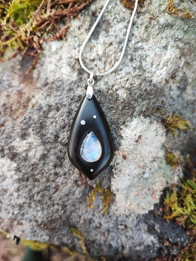 Pendentif en Bois d'Ébène du Gabon, Péristerite et Argent