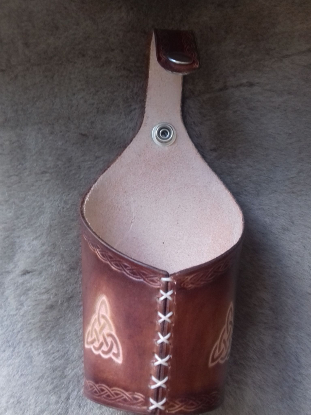 Porte gobelet en cuir motif celtique