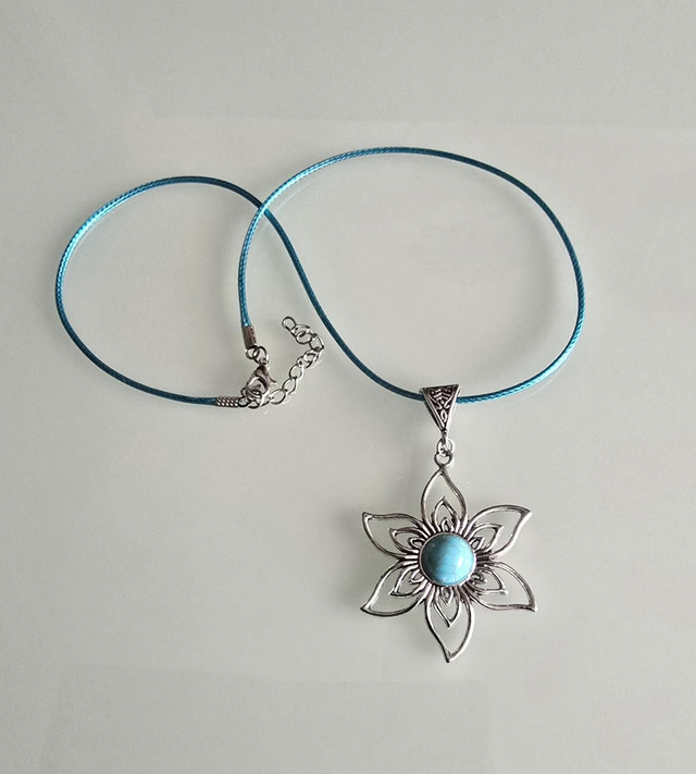 Nyaklánc  virágos  medállal.