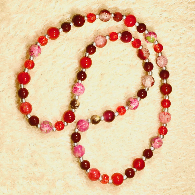 C1 - Collier perles en verre ton cerise et rose et perles métal