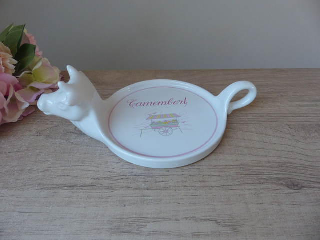Vintage Plat à camembert en porcelaine Revol avec tête de vache motif Kiosque, petit plateau à fromage décoration table crèmerie France