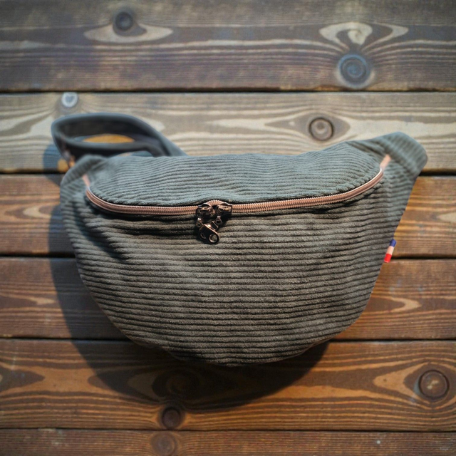 Sac banane en velours côtelé vert