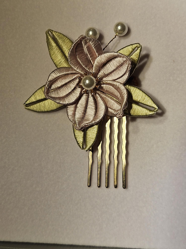 Hand threaded hair comb