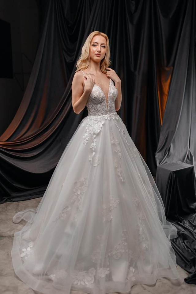 Robe de Mariée Princesse Dentelle Col V / Réf : RMP70