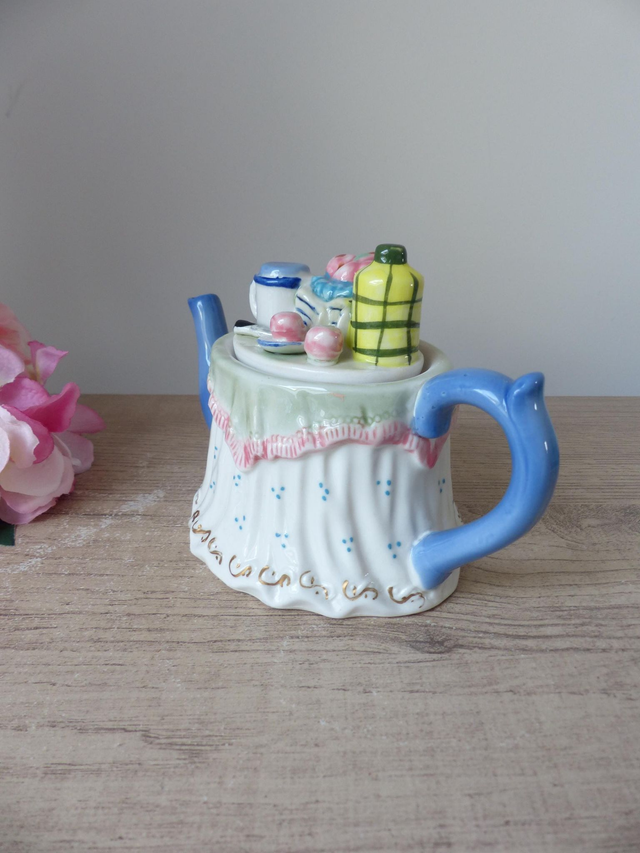 Petite théière décorative en forme de table avec nappe peinte à la main, vintage teapot dressing table, théière décoration cuisine, goûter