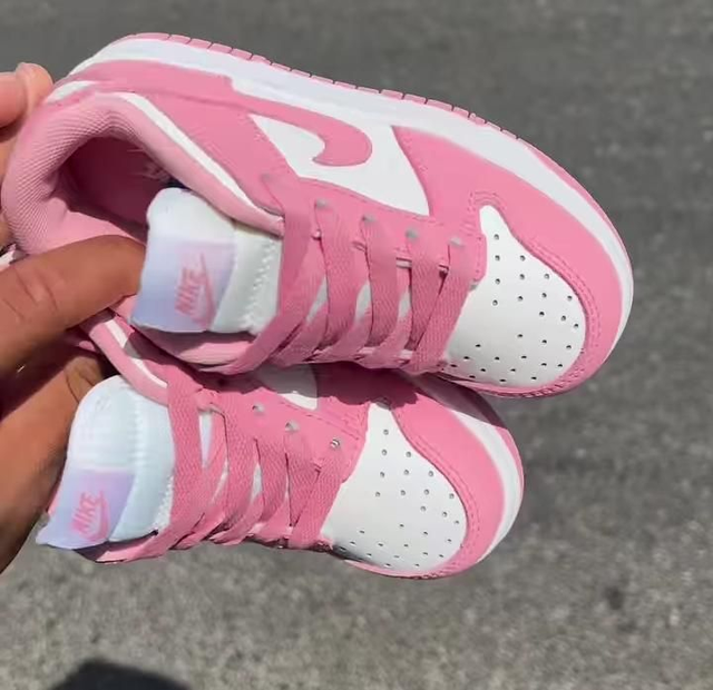 Tennis couleur rose