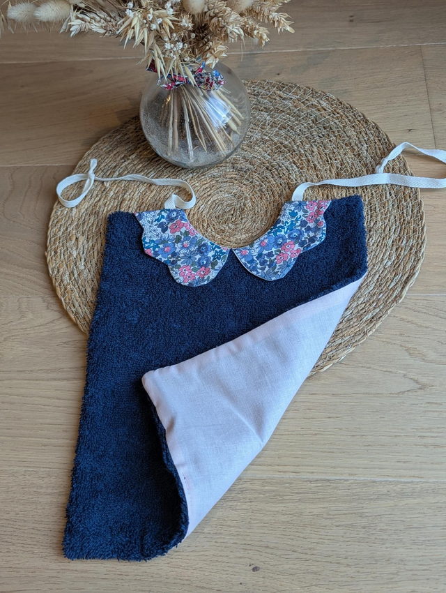 Grand bavoir col fleur 