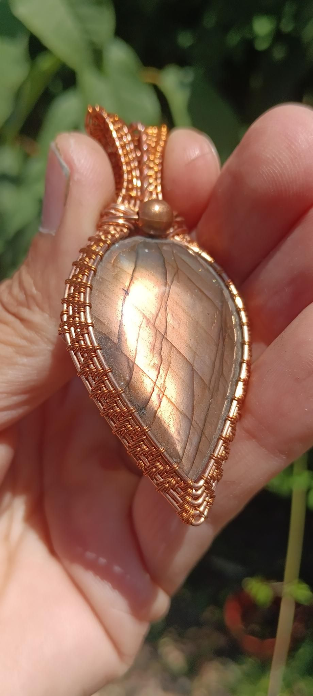 Pendentif sublime labradorite et Cuivre tissé 