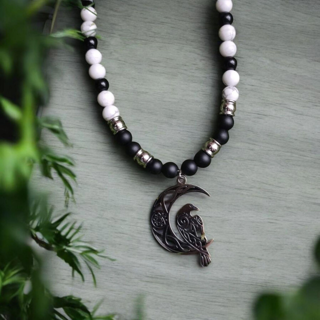 Collier Onyx et Howlite et son Pendentif Corbeau sur Lune et Pentacle