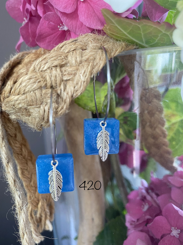 💙Créoles argentées avec pendentif résine bleue & plume argentée – Réf. 420 