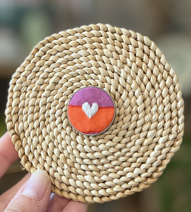 Pin’s cœur blanc (orange, violet