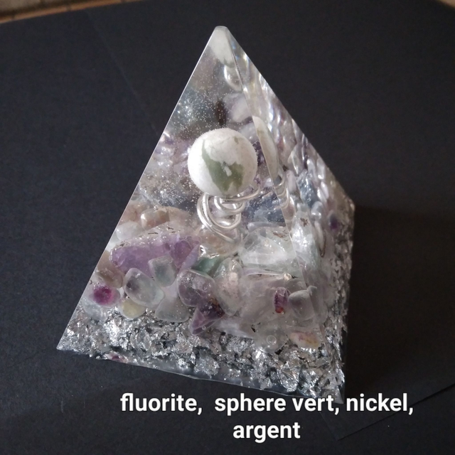 orgonite  grande  pyramide fluorite