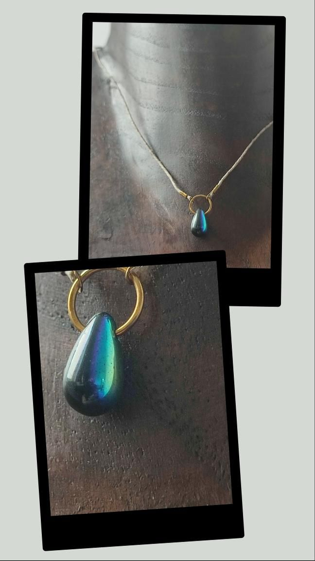 Collier gouttes en verre aux reflets turquoises et noirs, monté sur fil de jade réglable avec chaîne d'extension, pièce unique 