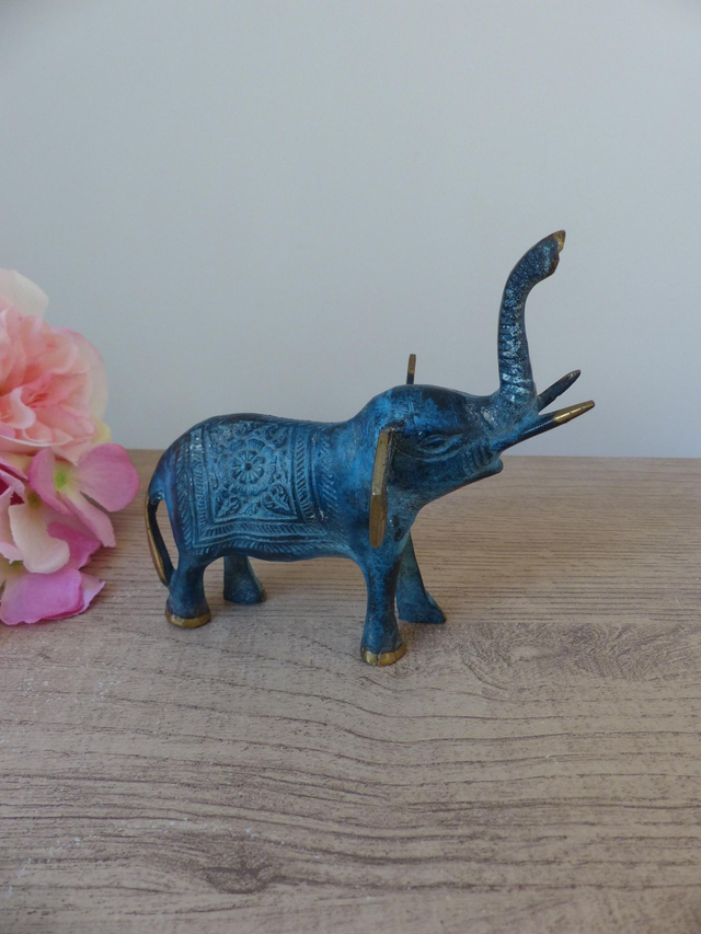 Sculpture Élégante d’Éléphant en Laiton Patiné Bleu avec Trompe Relevée – Figurine Vintage Symbole de Chance et de Force – Décoration Bureau