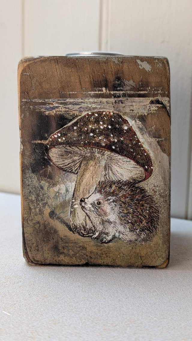 Hedgehog under the mushrooms shade - Tealight Holder