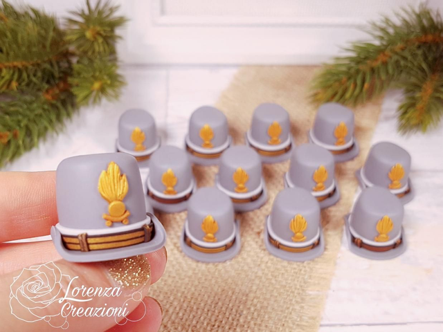 Cappello Guardia di finanza donna, modellato a mano in argilla polimerica, fimo, personalizzato, made in Italy