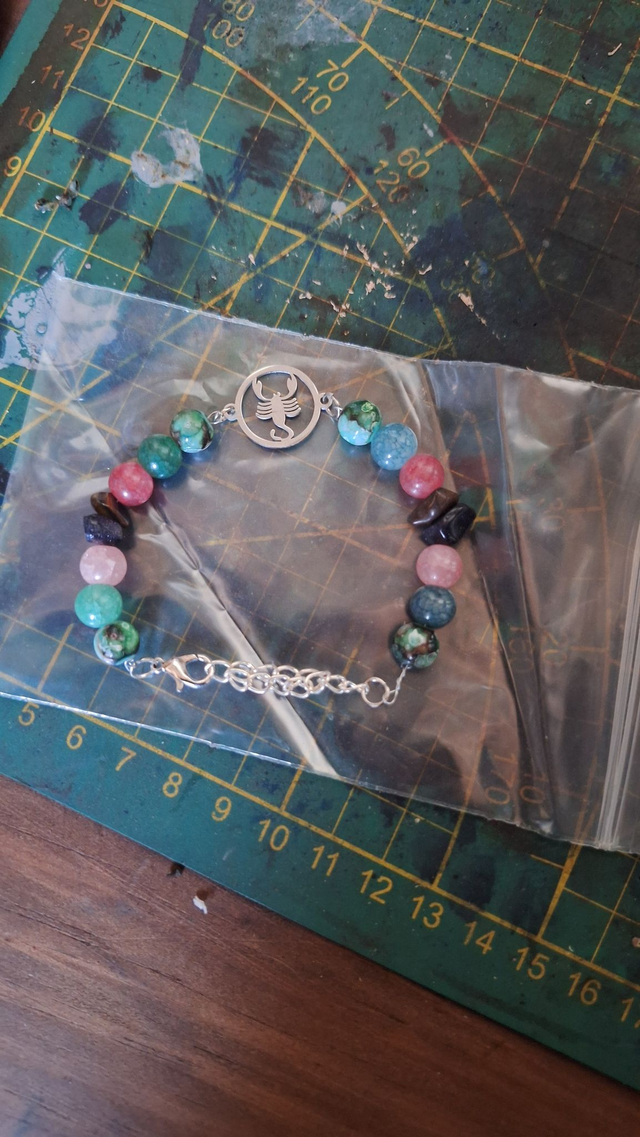 Bracelet Scorpion en Pierres Naturelles Multicolores - Bijou Zodiaque Élégant et Unique