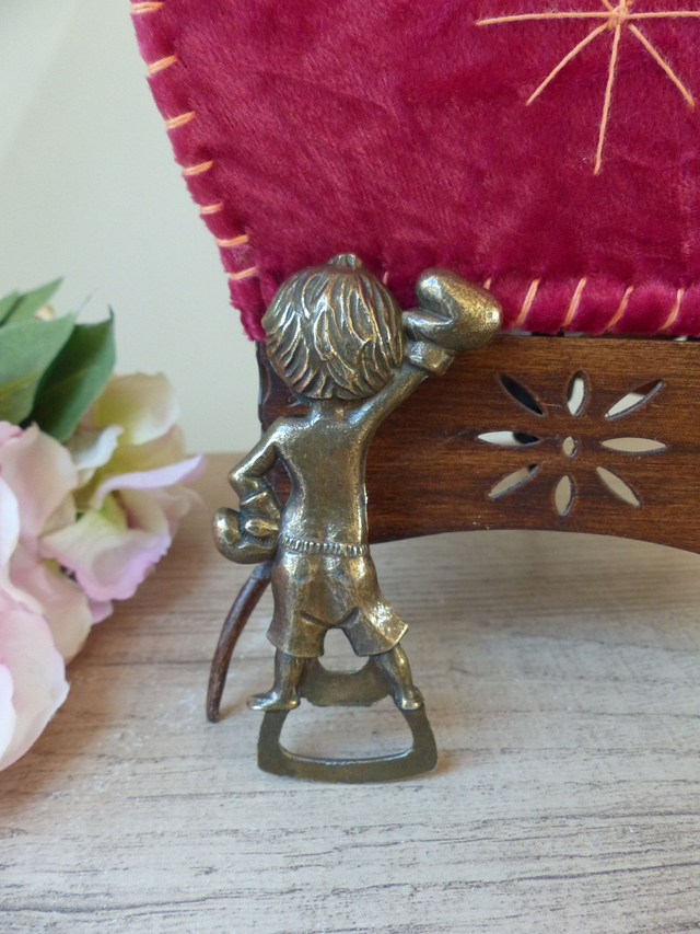 Décapsuleur vintage en laiton – Petit boxeur style Gavroche gravé – Ouvre-bouteille pour bar, bistrot restaurant – Cadeau sportif décoration