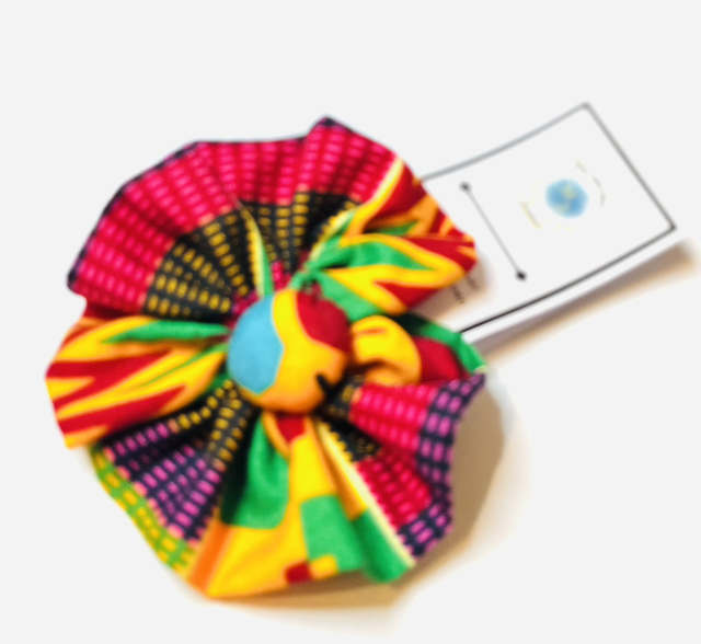 Kente Haarbloem met Elastiek – Handgemaakte Afrikaanse Haaraccessoire van 100% Katoen
