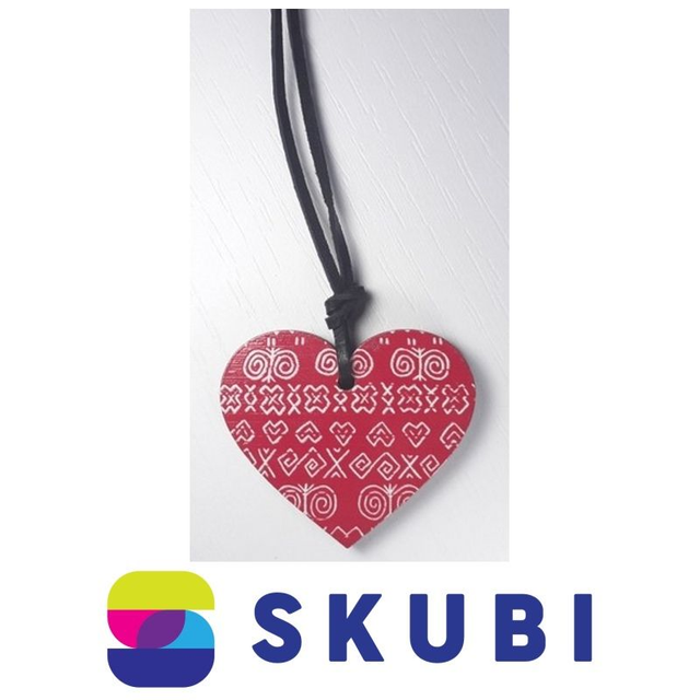 Přívěsek dřevěný - na krk - srdce červené - motiv Čičmany