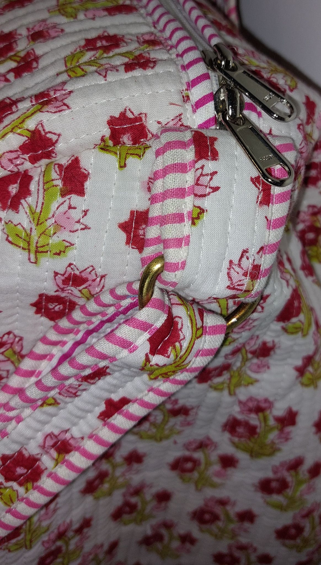 Sac de sport ou de week-end matelassé – Coton imprimé à la main - Grand format pour voyages - Motif floral rose, rouge,vert, blanc
