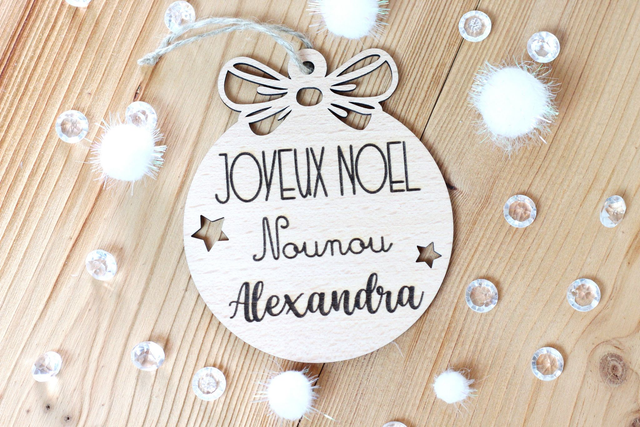 Boule de Noël personnalisée (Avec prénom) en bois massif - Modèle Noeud Simple