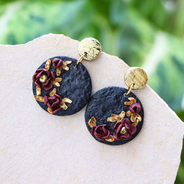Ohrringe “Rosengold” - kreisförmige Blüten-Hängeohrringe aus Polymerton in gold-schwarz-bordeaux