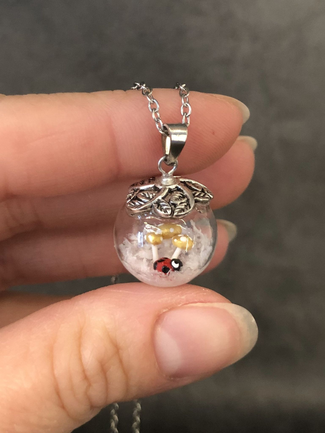 Pendentif bulle givrée champignon coccinelle