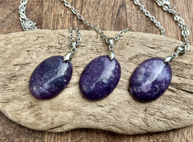 Lepidoliitti iso soikea kiviriipus 