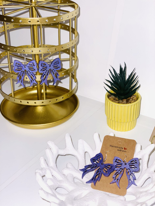 Paarse  Houten Laser Cut Strik Oorbellen  Lichtgewicht en Uniek