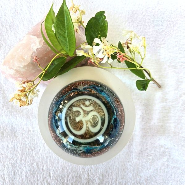 Orgonite dôme symbole OM 10 cm