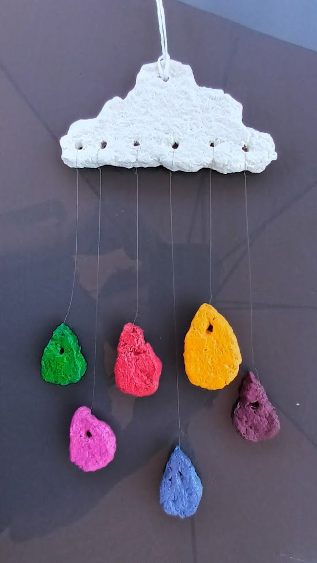 MOBILE PETIT NUAGE AVEC GOUTTES D'EAU , en papier mâché, fait main, décoration ou cadeau unique, 28 cm de hauteur total