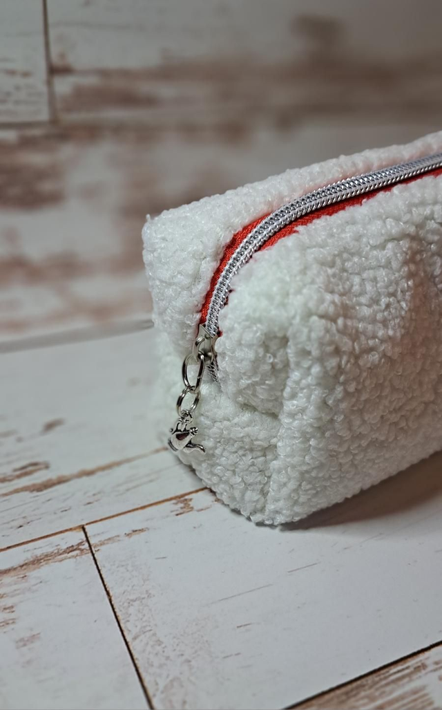 Trousse moumoute blanche à cœur rouge