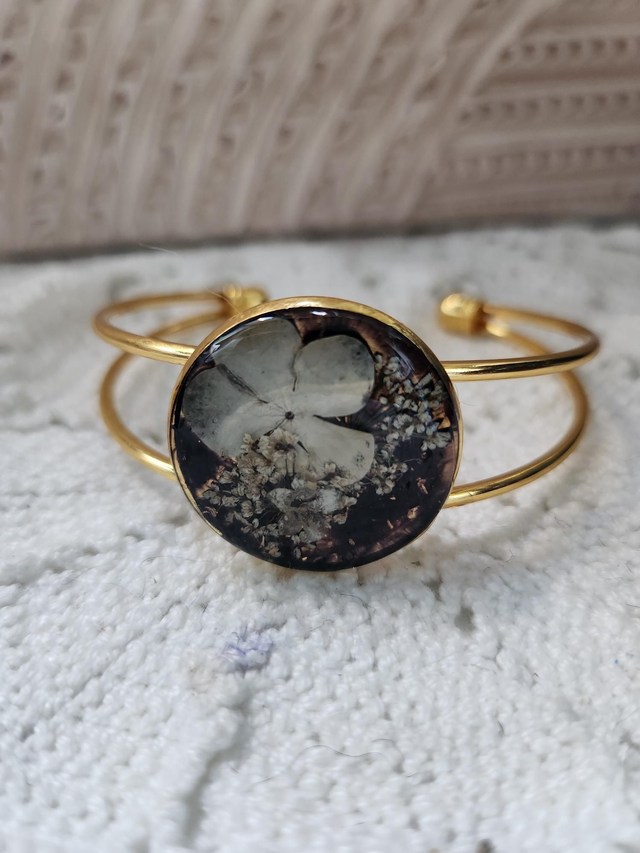 Bracelet noir or fleurs blanches