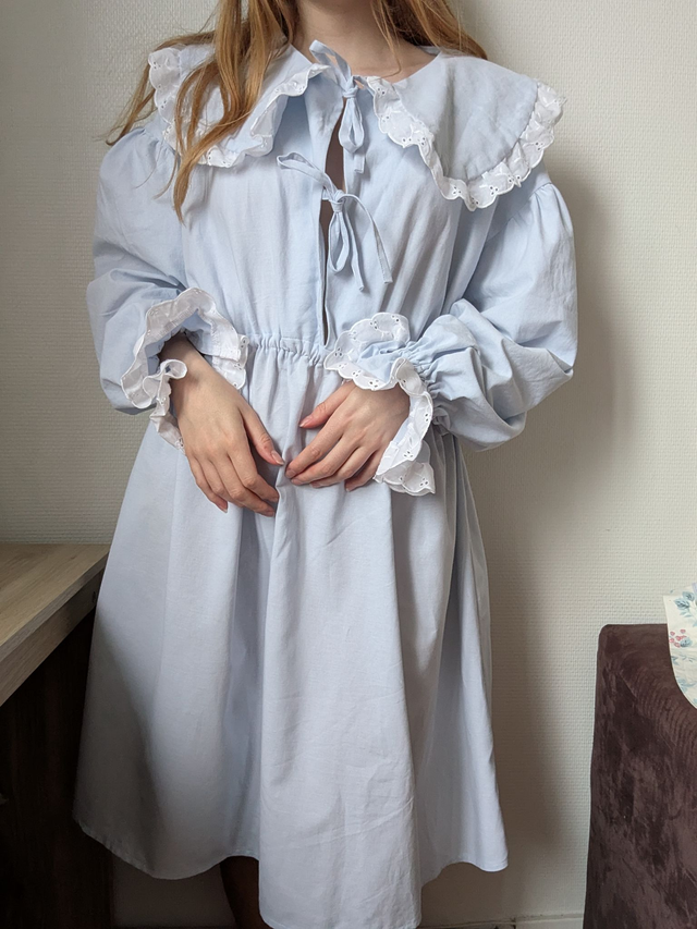 Robe à grand col claudine bleu ciel - taille M / L 