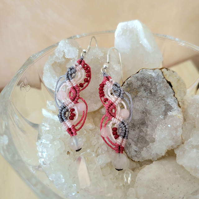 Kit Boucles d’oreilles Elara Quartz rose (micro-macramé fils rose, rouge et gris)