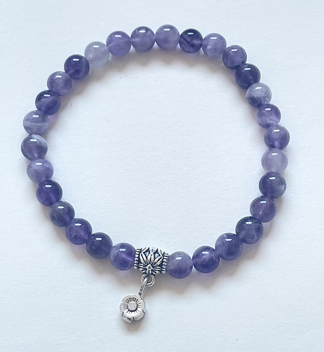 B49- Bracelet améthyste et charms en métal