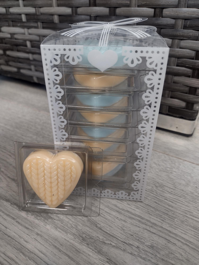 Wax melts gift set in cute box, 10 x heart clamshell 