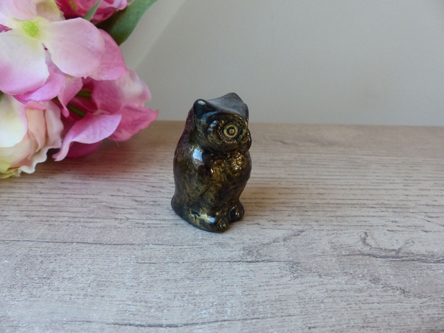 Figurine Miniature Hibou en Céramique Polychrome Mordoré - Objet Vintage Porte-Bonheur - Sculpture Chouette Marron et Doré pour Collection