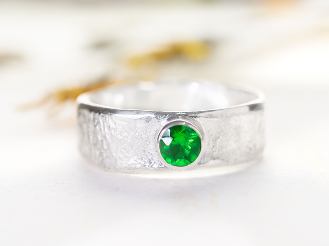 Anillo solitario de plata 925 y esmeralda sintética