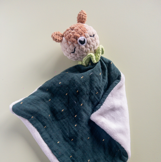 Doudou faon tissu émeraude / collerette verte