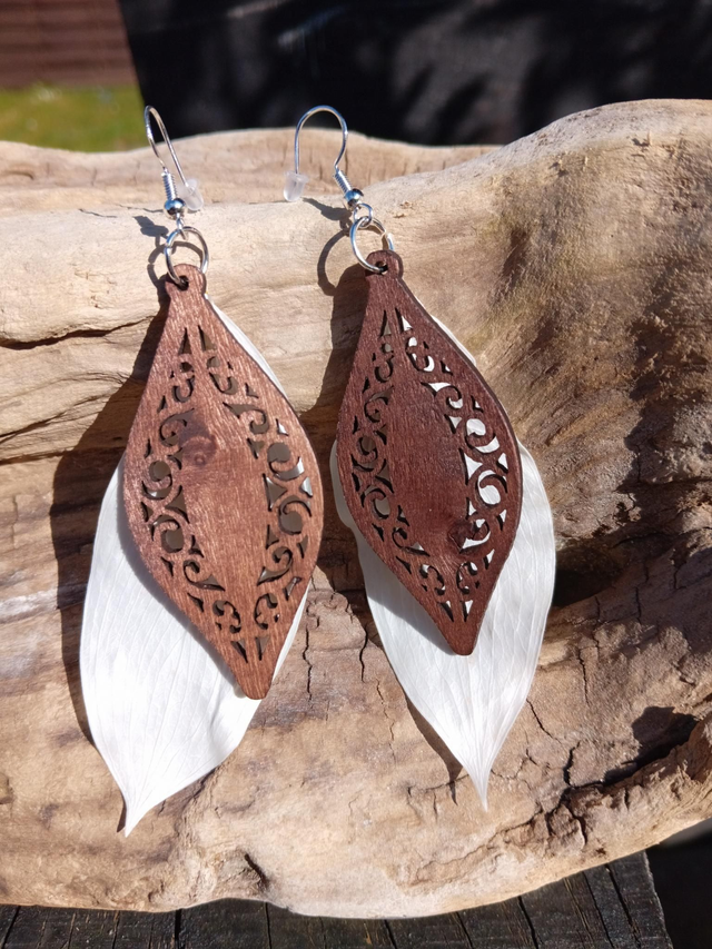 Boucles bois avec ruscus blanc 