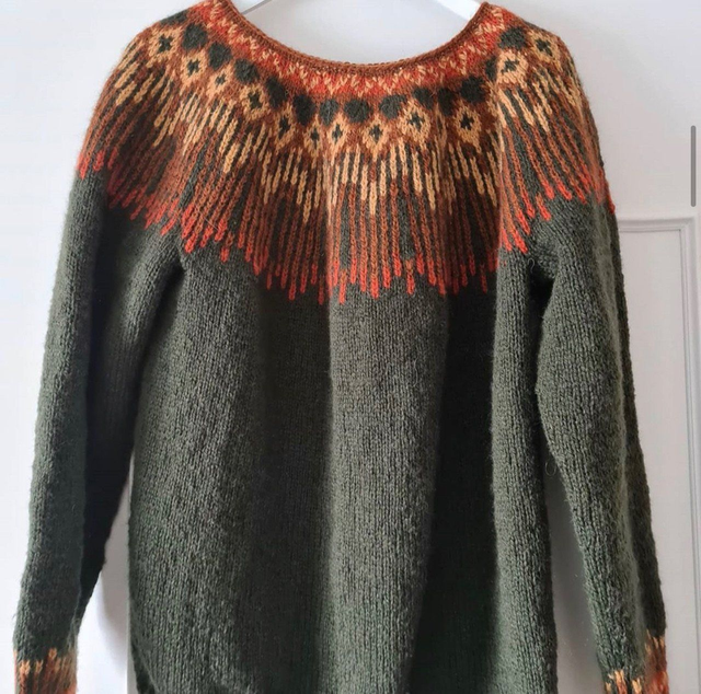 Hopi Sweater Kit - Col 20 (Dark Olive Vidde) - Wool &amp; Pattern - Linka Neumann