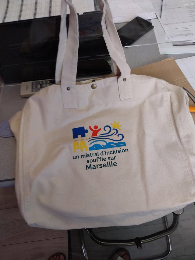 Sac de plage avec logo inclusif fabriqué par un ESAT