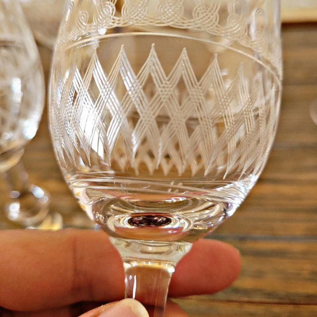 Verres à vin blanc en cristal guilloché, jambe travaillée